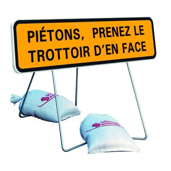 Panneau de signalisation - "Piétons, prenez le trottoir d’en face" avec pied fixe et articulé