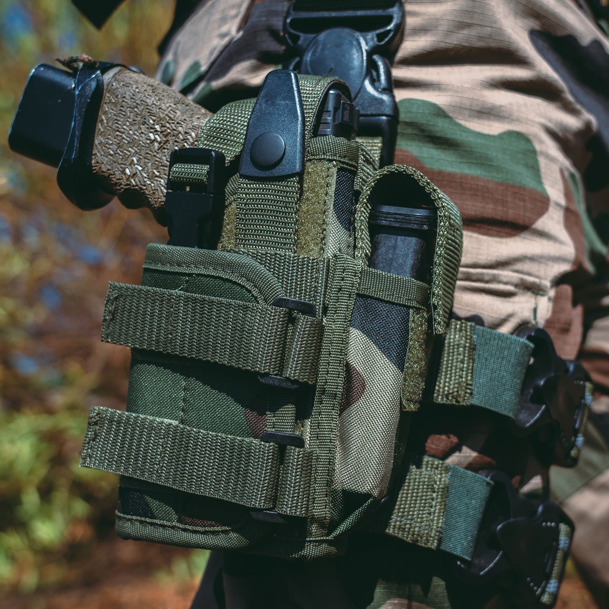 Holster de cuisse tactique pour pistolet avec porte-chargeur