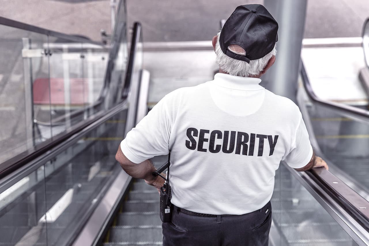 Tenue agent de sécurité : réglementation, équipements et guide complet
