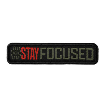 Patch SIGNATURE STAY FOCUSED brodé vert olive/rouge