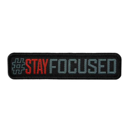 Patch SIGNATURE STAY FOCUSED brodé gris béton/rouge