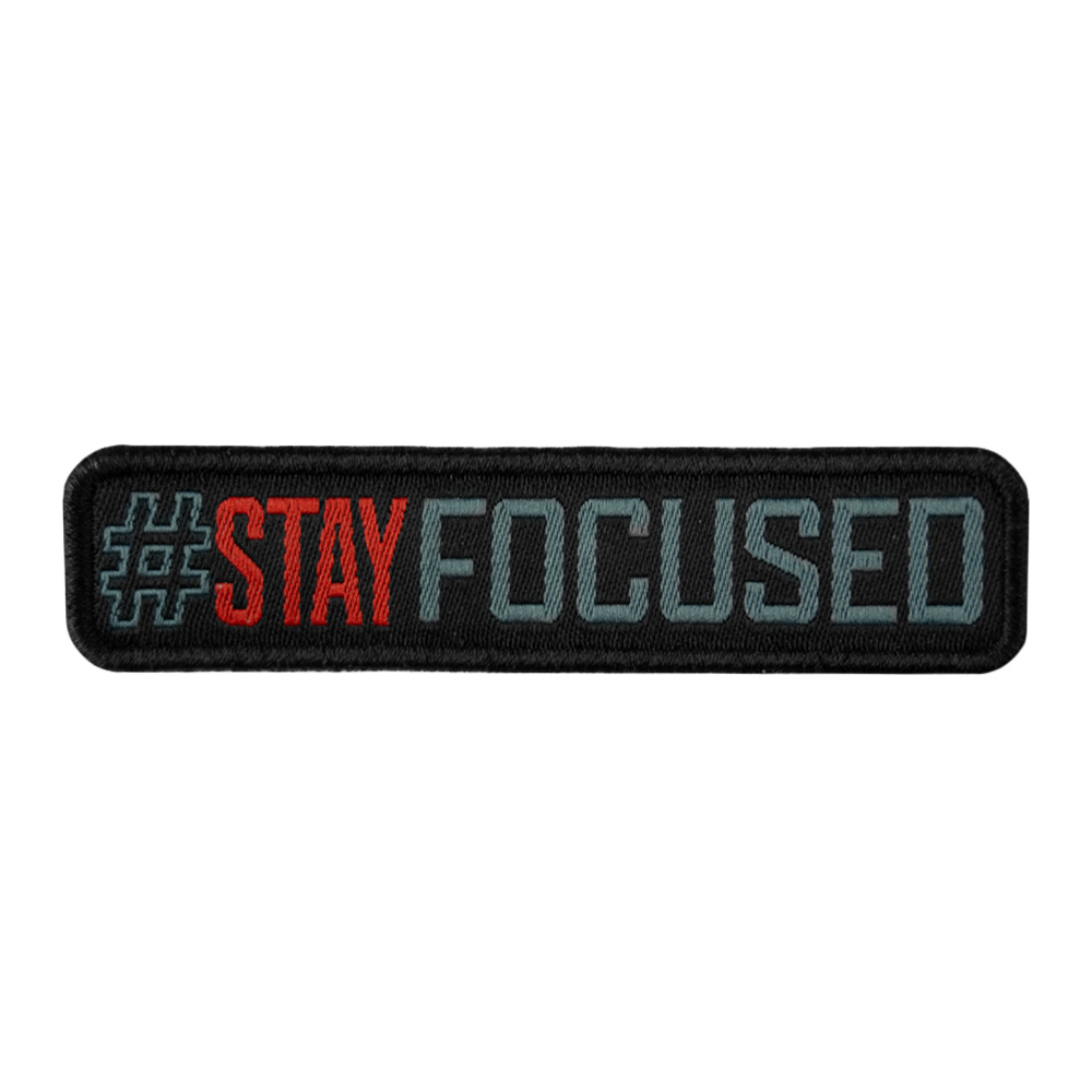 Patch SIGNATURE STAY FOCUSED brodé gris béton/rouge